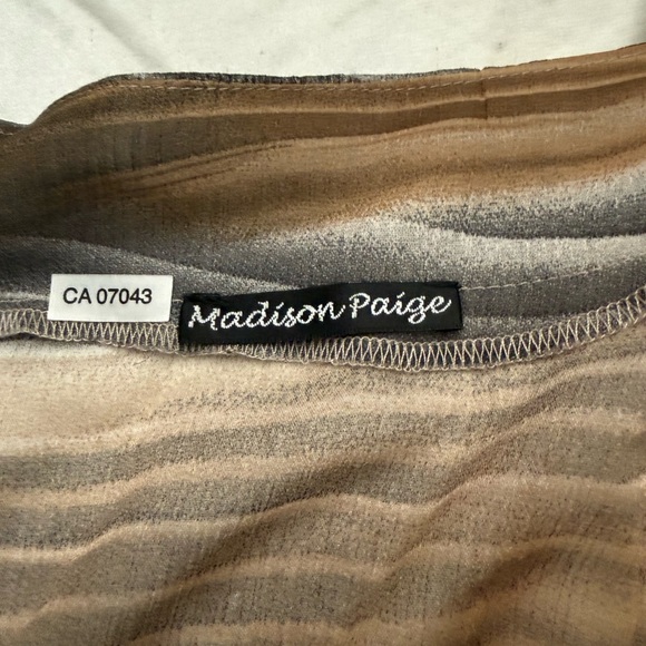 Stylish Women's Graphic Top - Picture 2 of 10